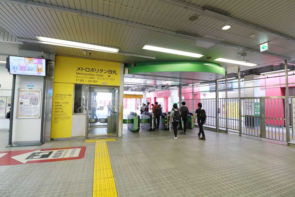 ①JR池袋駅各線ホーム南側にあります「メトロポリタン口」から出ます