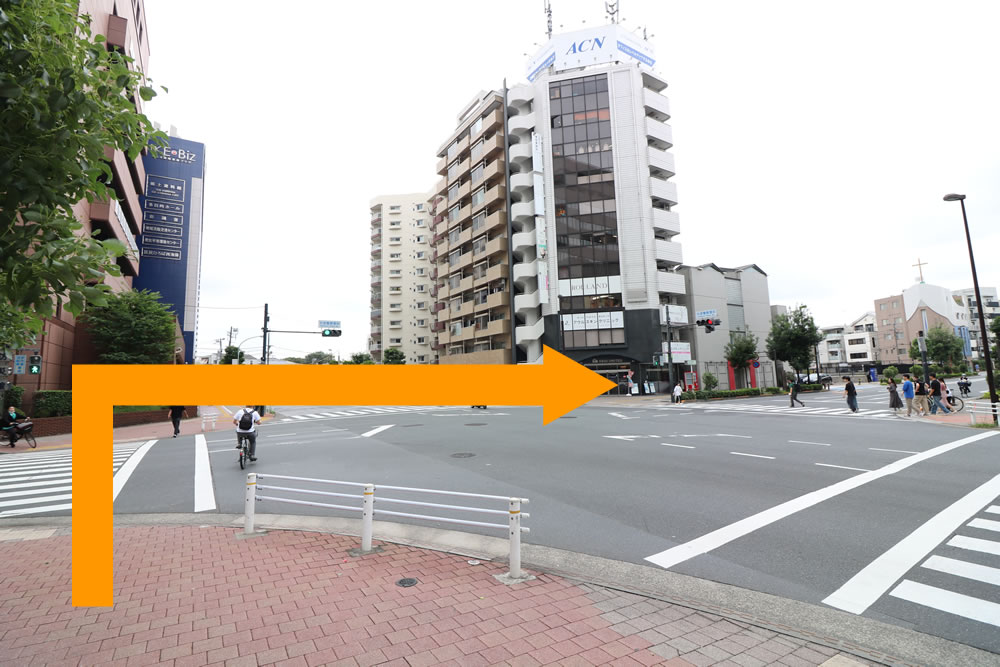 ⑩池袋警察署前交差点を渡り、直進します