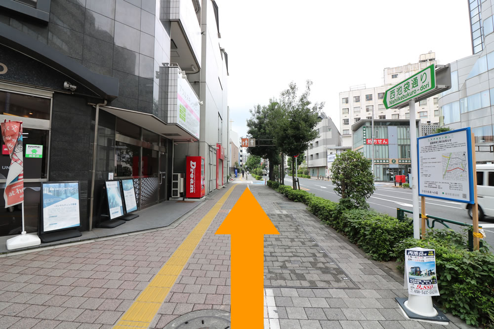 ⑪交差点を渡ったら、しばらく直進します。