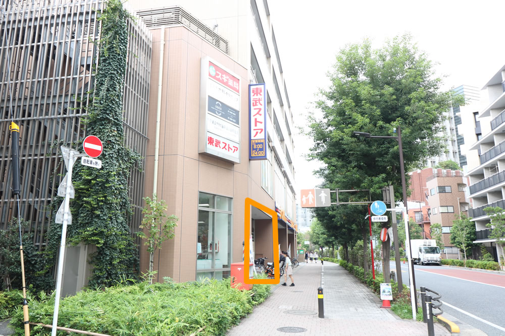 ⑫東武ストア2階になりますので、エスカレーターで二階にお上がりください
