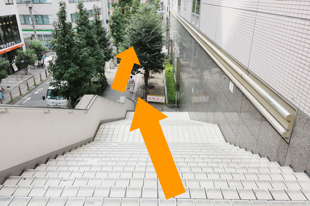 ④階段を下り、直進します